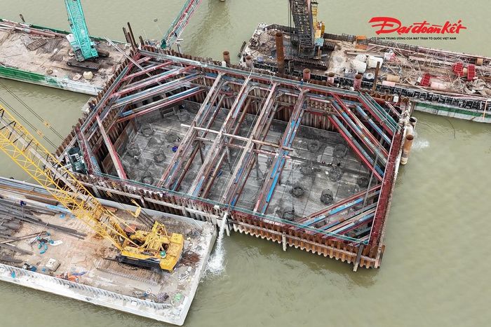 Đến nay, 3 trụ tháp chính của cầu Thượng Cát đã dần hiện rõ giữa lòng sông Hồng sau nhiều tháng thi công liên tục. Đây là hạng mục có vai trò đặc biệt quan trọng, đồng thời cũng là phần việc phức tạp nhất của toàn bộ dự án, đòi hỏi yêu cầu kỹ thuật cao và sự phối hợp chặt chẽ giữa các đơn vị thi công nhằm bảo đảm chất lượng, an toàn và tiến độ công trình.