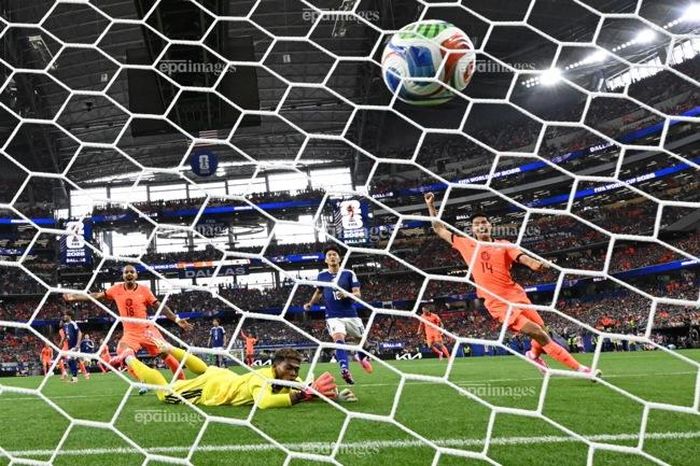  Đội tuyển Nhật Bản hòa trận ra quân với Hà Lan nhưng cách ứng xử của họ lẫn các cổ động viên như nhà vô địch trong lòng người hâm mộ. Ảnh: EPA. 