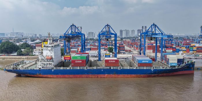 Bước chuyển từ quản lý thủ tục hành chính sang quản trị mục tiêu dài hạn sẽ giải phóng hoàn toàn sức sáng tạo, giúp các doanh nghiệp chèo lái vượt qua mọi sóng trên thương trường. Ảnh: Thuận Văn