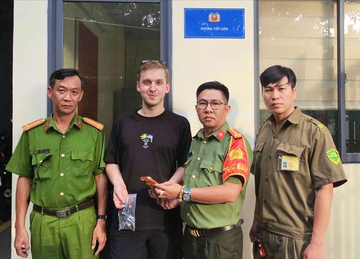  Du khách Nga xúc động nhận lại tài sản thất lạc nhờ sự hỗ trợ kịp thời của Công an phường Đông Hưng Thuận. 