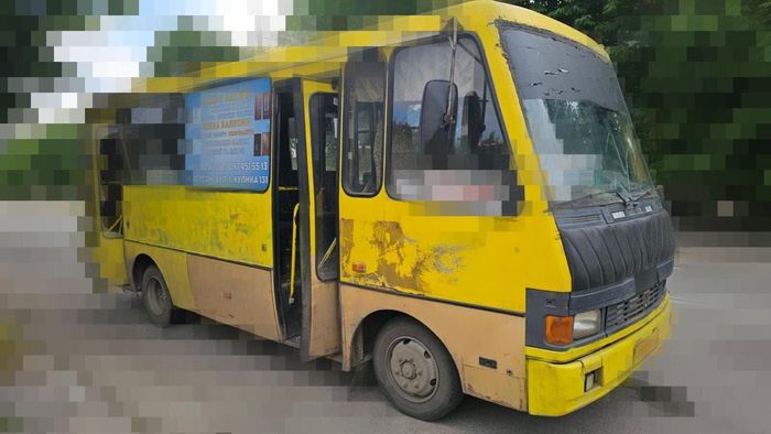 Một xe buýt chở khách bị hư hại sau cuộc tấn công tại thành phố Kherson, miền nam Ukraine, ngày 16-6. Ảnh: Telegram