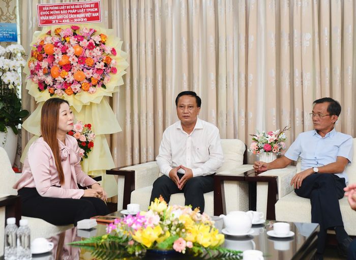 Ông Nguyễn Đức Hiển, Phó Tổng Biên tập thường trực Báo Pháp Luật TP.HCM (bên phải), cảm ơn sự đồng hành và hỗ trợ của giới luật sư đối với các hoạt động chuyên môn của báo. Ảnh: TRẦN LINH