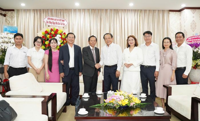 Ông Phan Trung Hoài, Phó Chủ tịch Liên đoàn Luật sư Việt Nam, tặng hoa chúc mừng Báo Pháp luật TP.HCM nhân kỷ niệm 101 năm Ngày Báo chí Cách mạng Việt Nam. Ảnh: THUẬN VĂN