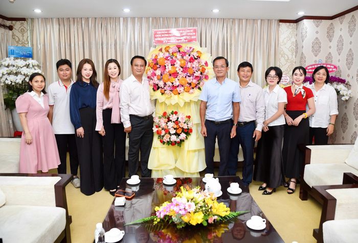 Luật sư Hà Hải và luật sư Đào Thị Bích Liên tặng hoa chúc mừng Báo Pháp Luật TP.HCM nhân kỷ niệm 101 năm Ngày Báo chí Cách mạng Việt Nam. Ảnh: TRẦN LINH