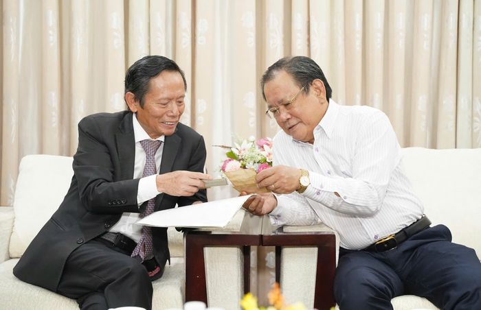 Ông Phan Trung Hoài, Phó Chủ tịch Liên đoàn Luật sư Việt Nam, chia sẻ những kỷ niệm gắn bó với Báo Pháp Luật TP.HCM và gửi lời chúc mừng nhân Ngày Báo chí Cách mạng Việt Nam. Ảnh: THUẬN VĂN