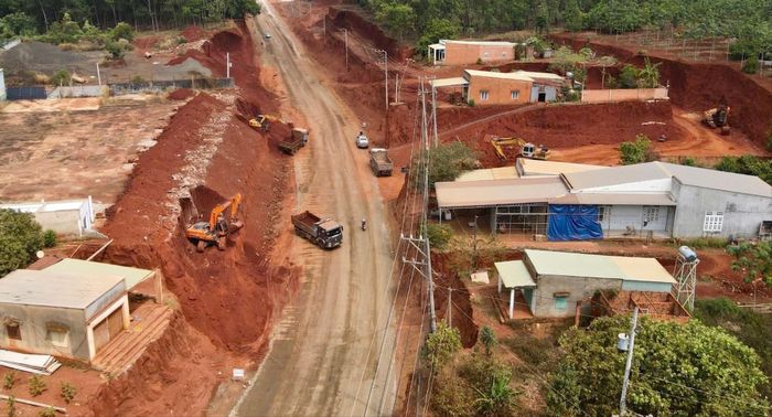  Khu vực đơn vị lấy đất hạ cốt nền khiến 8 nhà dân bỗng nhiên nằm trên mép vực sâu. Ảnh: VH. 