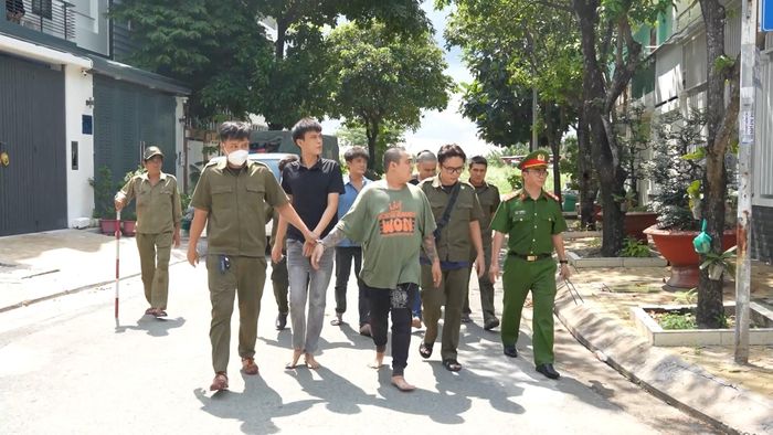  Công an đưa những người liên quan tới hiện trường để diễn lại hành vi. Ảnh: CA 
