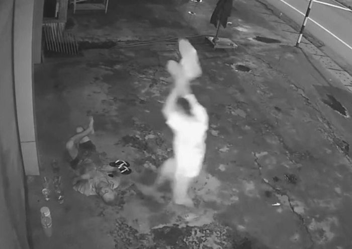  Dương Công Nhạc dùng đá tấn công cụ ông 71 tuổi để lấy 1 triệu đồng. Ảnh cắt từ clip 