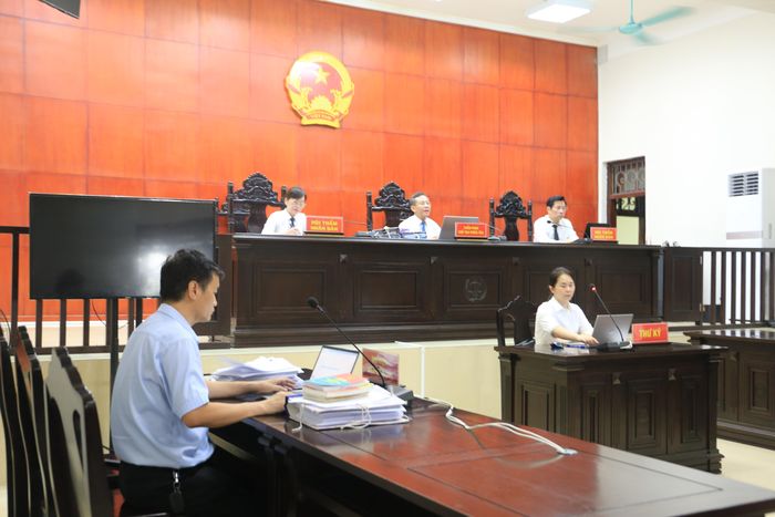  HĐXX xét hỏi các bị cáo. Ảnh: DQ 