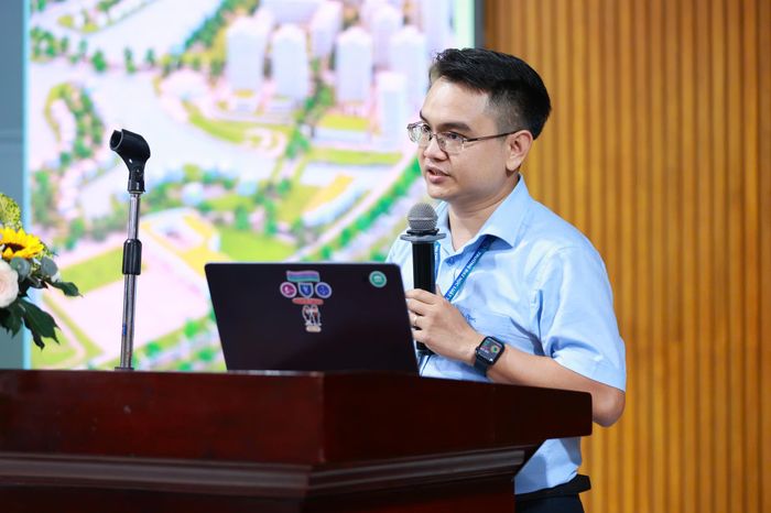  ThS Ngô Gia Hoàng Khoa Luật Thương mại, Trường ĐH Luật TP.HCM thay mặt nhóm tác giả trình bày tham luận tại hội thảo. Ảnh: UL 