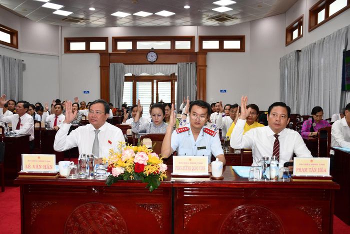  Các đại biểu HĐND biểu quyết thông qua Nghị quyết kỳ họp HĐND thứ 3. Ảnh: HUỲNH DU 