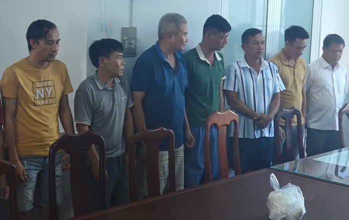 Nhóm người trong đường dây cá độ bóng đá bị triệt xóa. Ảnh: TQ