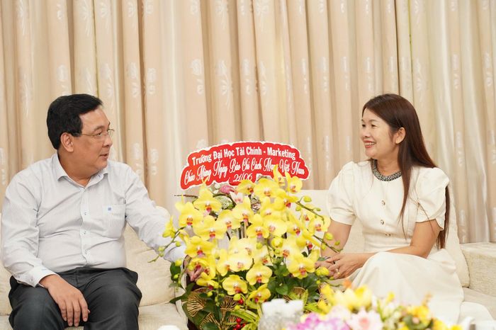  Ông Nguyễn Thái Bình, Phó Tổng Biên tập báo Pháp Luật TP.HCM, cảm ơn những tình cảm và sự quan tâm mà Trường Đại học Tài chính - Marketing dành cho báo nhân kỷ niệm 101 năm Ngày Báo chí Cách mạng Việt Nam. Ảnh: MINH HOÀNG 