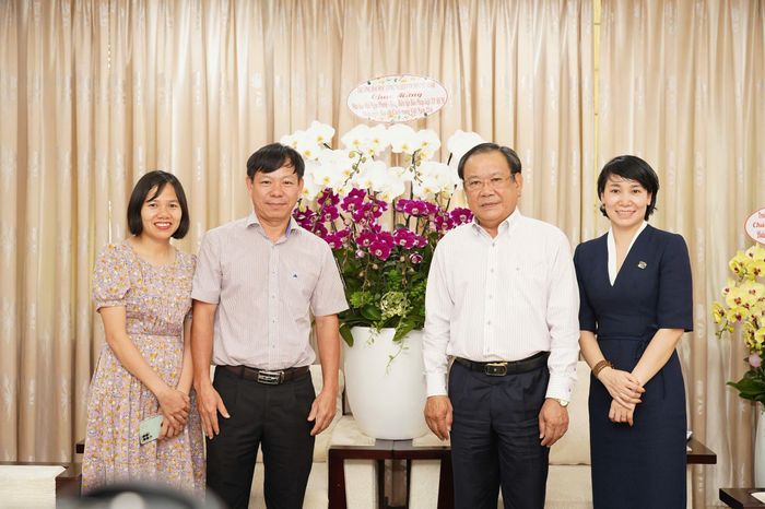  Đại diện Trường Đại học Công nghiệp TP.HCM tặng hoa chúc mừng Báo Pháp Luật TP.HCM nhân kỷ niệm 101 năm Ngày Báo chí Cách mạng Việt Nam. Ảnh: MINH HOÀNG 