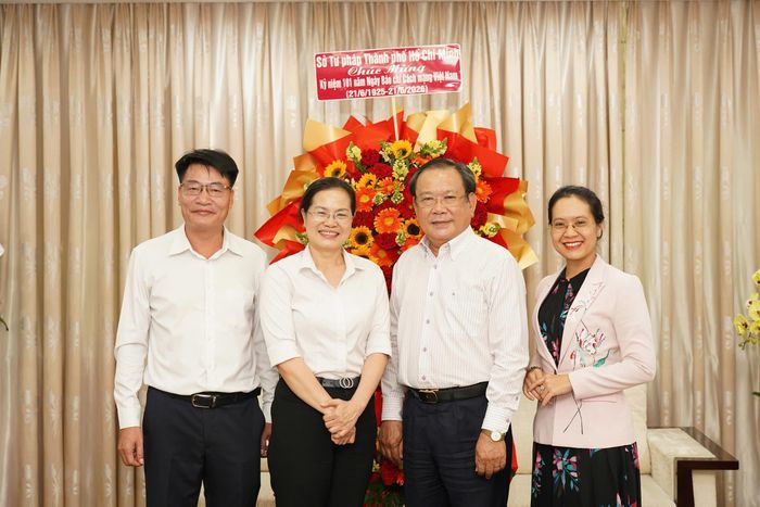  Ông Mai Ngọc Phước, Tổng Biên tập báo Pháp Luật TP.HCM (bên trái), cảm ơn những tình cảm và sự quan tâm mà Sở Tư pháp TP.HCM dành cho báo trong suốt thời gian qua. Ảnh: MINH HOÀNG 