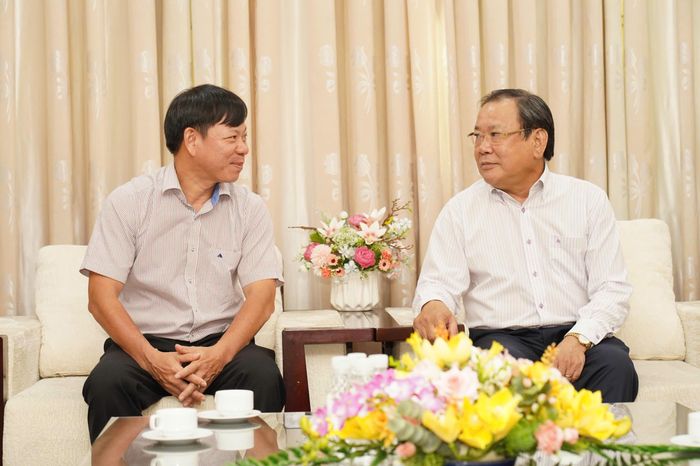  Ông Mai Ngọc Phước, Tổng Biên tập báo Pháp Luật TP.HCM, trao đổi cùng đại diện Trường Đại học Công nghiệp TP.HCM tại buổi gặp mặt. Ảnh: MINH HOÀNG 
