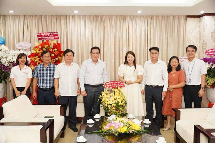 Đại diện Trường Đại học Tài chính - Marketing gửi lời chúc mừng báo Pháp Luật TP.HCM nhân kỷ niệm 101 năm Ngày Báo chí Cách mạng Việt Nam. Ảnh: MINH HOÀNG 