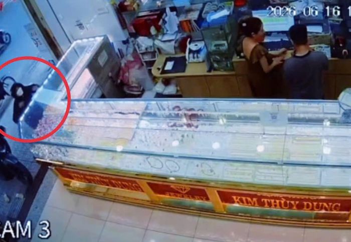 Thảo vào tiệm vàng vờ mua rồi giật tài sản bỏ chạy. Ảnh cắt từ clip