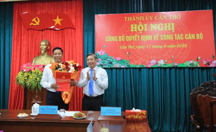 Phó Bí thư Thường trực Thành ủy Đồng Văn Thanh trao quyết định cho ông Nguyễn Thực Hiện. Ảnh: CTV