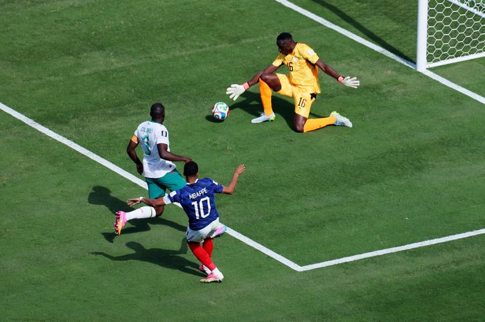  Bất chấp những lùm xùm về tình huống "ăn vạ", Mbappe vẫn tỏa sáng đúng lúc ở phút 66 với pha băng cắt và dứt điểm một chạm tinh tế sau đường kiến tạo của Michael Olise, giúp "Les Bleus" khai thông thế bế tắc. 