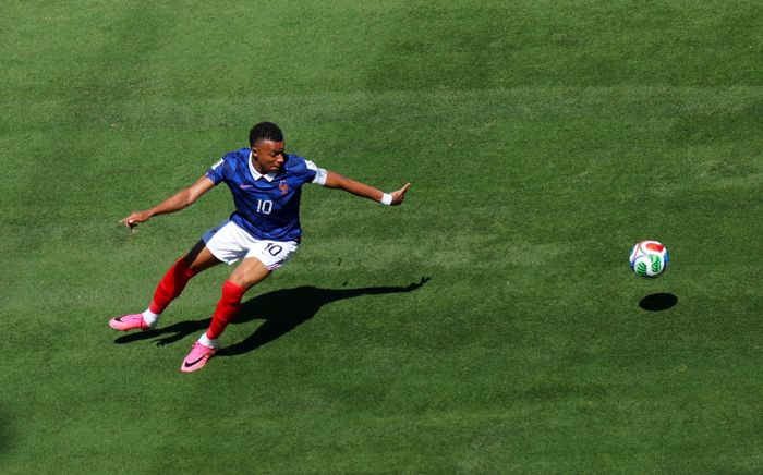  Dù sắm vai người hùng mang về bàn thắng mở tỷ số cho tuyển Pháp, Mbappe vẫn phải đối mặt với nhiều luồng dư luận trái chiều về phong độ thiếu ổn định và thái độ thi đấu trong hiệp một. 