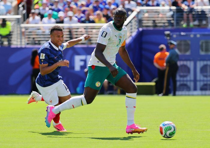  Anh liên tục bị các hậu vệ bên phía Senegal bắt bài ở những tình huống di chuyển cũng như xử lý bóng, khiến màn trình diễn chung của đội tuyển Pháp trên mặt trận tấn công gây thất vọng với người hâm mộ. 