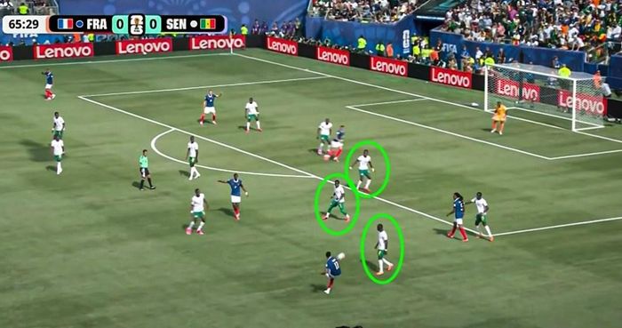  Olise kiến tạo xuyên qua hàng loạt cầu thủ Senegal. 