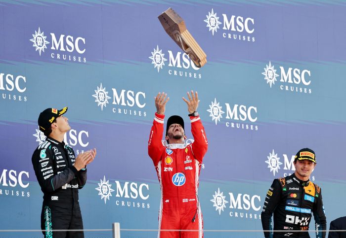 Trên bục vinh danh tại trường đua Circuit de Catalunya-Montmeló (Tây Ban Nha), Hamilton nâng cao chiếc cúp chiến thắng bên cạnh hai đồng hương George Russell và Lando Norris. Tuy nhiên, danh hiệu không phải thứ duy nhất gây chú ý trong khoảnh khắc này. Trên cổ tay tay đua 41 tuổi là chiếc Richard Mille RM 43-01, mẫu đồng hồ có giá cao hơn nhiều lần giá trị tiền thưởng của một chặng đua F1, theo GQ.