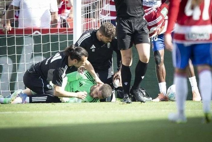  Luca Zidane va chạm mạnh với một cầu thủ đối phương trong trận đấu giữa Granada và Almeria tại giải hạng 2 Tây Ban Nha. Ảnh: AS. 