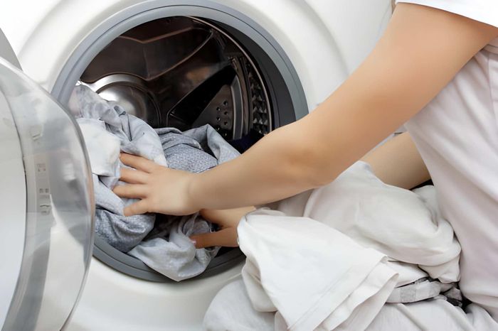  Lựa chọn chương trình giặt phù hợp với khối lượng quần áo giúp hạn chế lãng phí điện năng và nước sinh hoạt. Ảnh: iStock. 