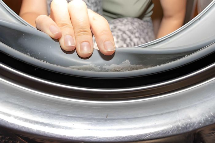  Cặn bẩn tích tụ lâu ngày có thể làm giảm hiệu suất hoạt động và khiến máy giặt tiêu tốn nhiều điện năng hơn. Ảnh: iStock. 