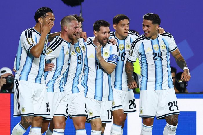 Với cú hat-trick này, Messi có tổng cộng 16 bàn thắng tại World Cup, ngang bằng kỷ lục của Miroslav Klose. Anh cũng trở thành cầu thủ Argentina đầu tiên trong lịch sử ghi bàn trong 5 trận đấu World Cup liên tiếp.