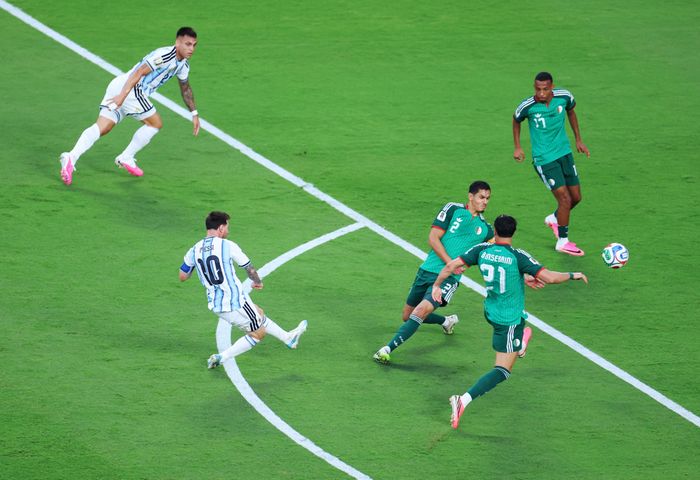 Phút 17, Messi mở tỷ số trận đấu bằng một cú dứt điểm chân trái đẳng cấp vào góc xa sau đường kiến tạo của Rodrigo De Paul. Thủ môn Luca Zidane chỉ có thể chạm tay vào bóng. Bàn thắng mở tỷ số của anh có chỉ số xG chỉ là 0,09.