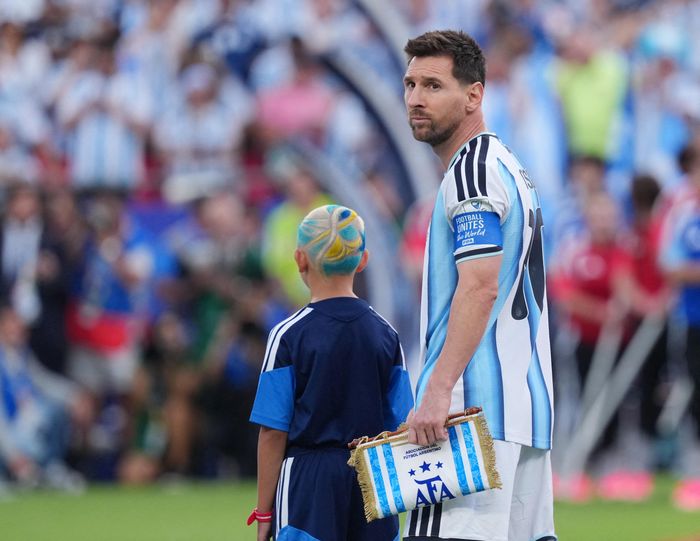 Lionel Messi chính thức đi vào lịch sử khi trở thành cầu thủ đầu tiên tham dự 6 kỳ World Cup khác nhau. Anh ra quân với tấm băng đội trưởng của Argentina ở cuộc chạm trán Algeria tại bảng J.