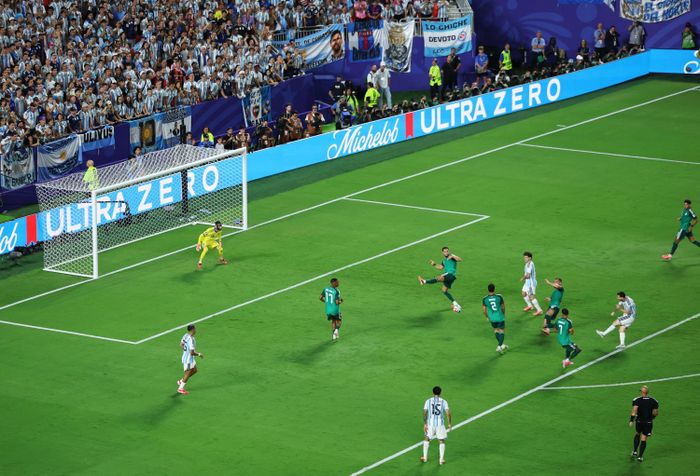 Phút 76, Messi hoàn tất cú hat-trick cho riêng mình bằng một tình huống cứa lòng hiểm hóc, khiến thủ thành Luca Zidane dù bay người hết cỡ vẫn không thể chạm được tay vào bóng.