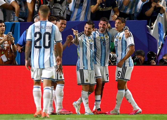  Khi thế giới nói về cuộc chuyển giao thế hệ, Messi đáp lại bằng ba bàn thắng và một màn trình diễn đậm chất huyền thoại. 