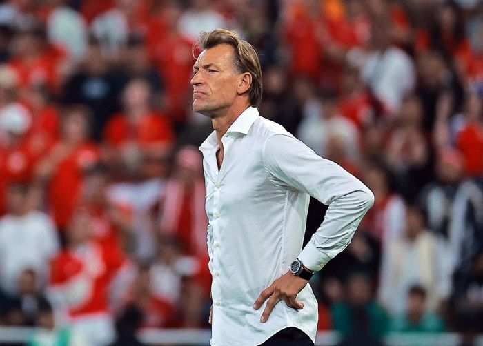  Hình ảnh Hervé Renard với chiếc áo sơ mi trắng cổ mở một lần nữa sắp xuất hiện tại World Cup. Ảnh: Stringer/Reuters.