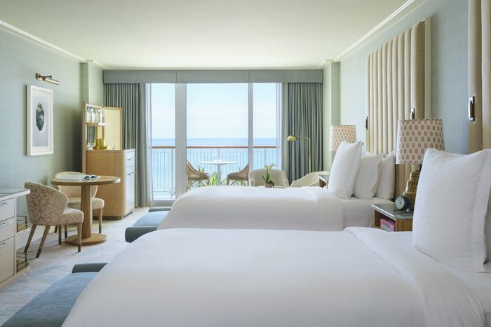  Bên trong phòng suite có tầm nhìn toàn cảnh khu nghỉ dưỡng và đường bờ biển. Ảnh: Four Seasons. 