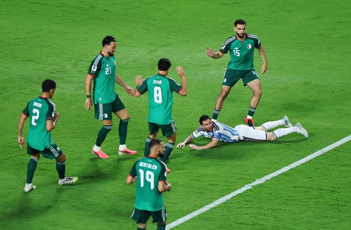  Trong một ngày Messi chơi thăng hoa, đại diện châu Phi không thể ngăn chặn được ngôi sao mang áo số 10 bên phía Argentina và đành rời sân với thất bại cách biệt. 