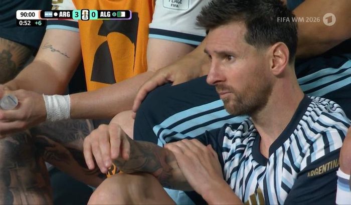 Messi ngồi dưới khu vực sát đường biên theo dõi những phút cuối trận thắng Algeria sau khi từ chối lời đề nghị nhường chỗ trên băng ghế dự bị của đồng đội.