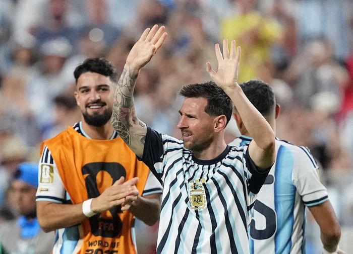 Messi ghi cả 3 bàn trong chiến thắng 3-0 của Argentina trước Algeria, mở màn World Cup 2026 bằng màn trình diễn khiến báo chí toàn cầu ngả mũ.
