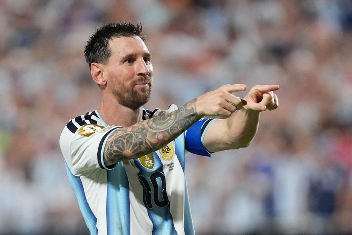  Messi ghi hat-trick trước Algeria. 