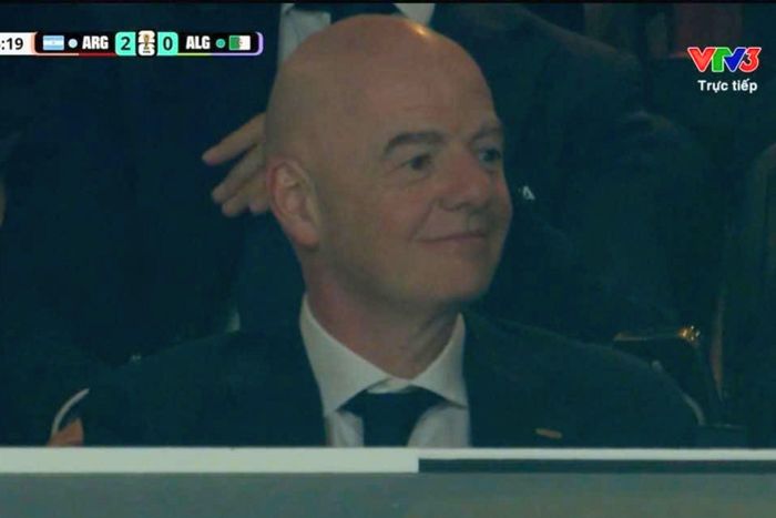  Ống kính truyền hình bắt gặp Chủ tịch FIFA ngồi trên khán đài VIP với ánh mắt chăm chú và nụ cười mãn nguyện. 