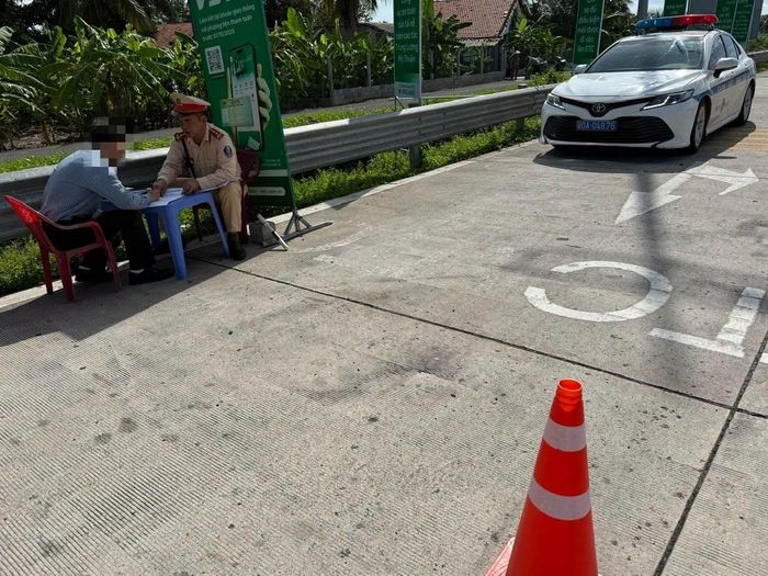  CSGT làm việc với tài xế vi phạm. Ảnh: Cục CSGT. 