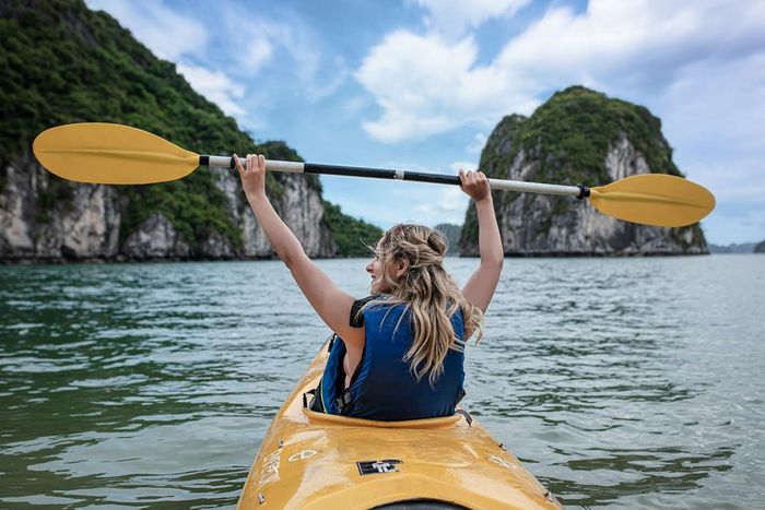  Du khách nước ngoài chèo kayak trên vịnh Lan Hạ. Ảnh: Phạm Hà. 