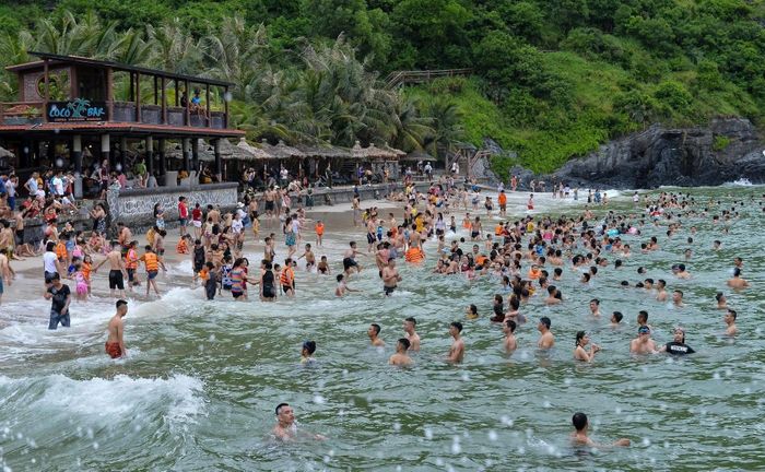  Người dân và du khách tắm biển, nhảy sóng tại bãi tắm Cát Cò 3, Cát Bà, Hải Phòng, năm 2019. Ảnh: Việt Hùng. 