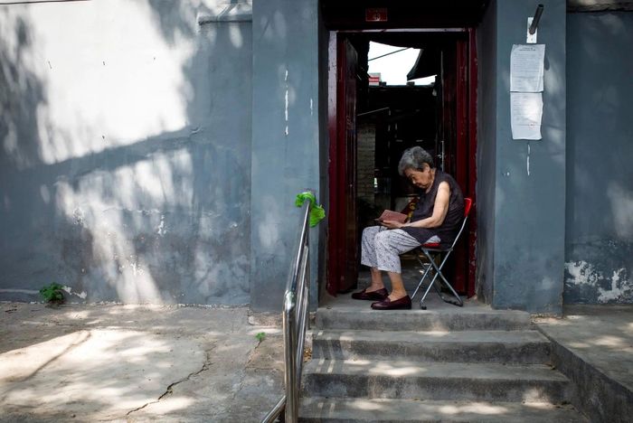  Lời hứa về du lịch toàn cầu và tuổi già viên mãn là các hợp đồng khiến nhiều người lớn tuổi Trung Quốc mất tiền, mất niềm tin và theo đuổi kiện tụng suốt nhiều năm. Ảnh minh họa: NYT. 
