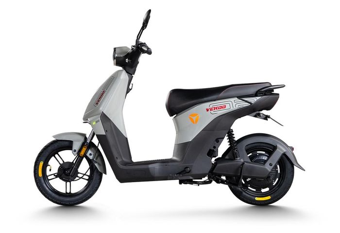Trong khi đó, Vekoo H được lắp động cơ TTFAR 48V 30Ah nâng cấp, cho tốc độ tối đa đạt 47 km/h. Bộ pin Lithium nay xuất hiện trên Vekoo H cho phạm vi hoạt động khoảng 70 km/lần sạc. Xe được bán với giá 18,99 triệu đồng.