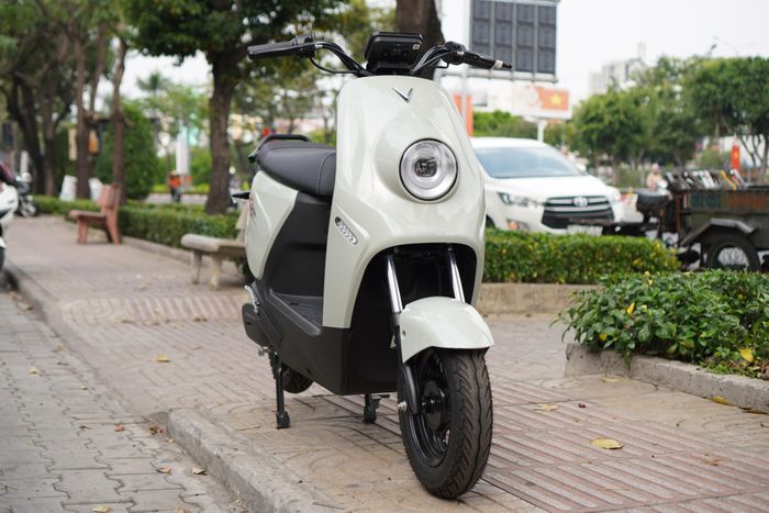 Một mẫu xe "anh em" với Flazz là Zgoo. Khác với Flazz hay Flazz Max, VinFast Zgoo sở hữu thiết kế nhẹ nhàng hơn, phù hợp với nhóm khách hàng nữ. Xe được trang bị động cơ Inhub cho công suất tối đa 1,4 mã lực, vận tốc tối đa 39 km/h. Đi cùng là bộ pin LFP dung lượng 1,2 kWh, cho phạm vi hoạt động khoảng 70 km/lần sạc.
