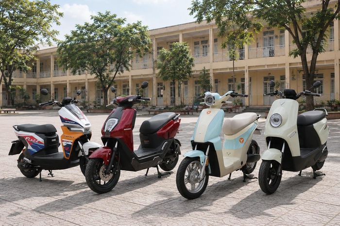 Xe máy điện cho học sinh là các sản phẩm được giới hạn về thông số kỹ thuật với vận tốc tối đa không vượt quá 50 km/h và công suất động cơ không quá 4 kW (4.000 W). Ở tầm giá dưới 20 triệu đồng, đây sẽ là những chiếc xe máy điện học sinh phù hợp mà phụ huynh có thể cân nhắc.